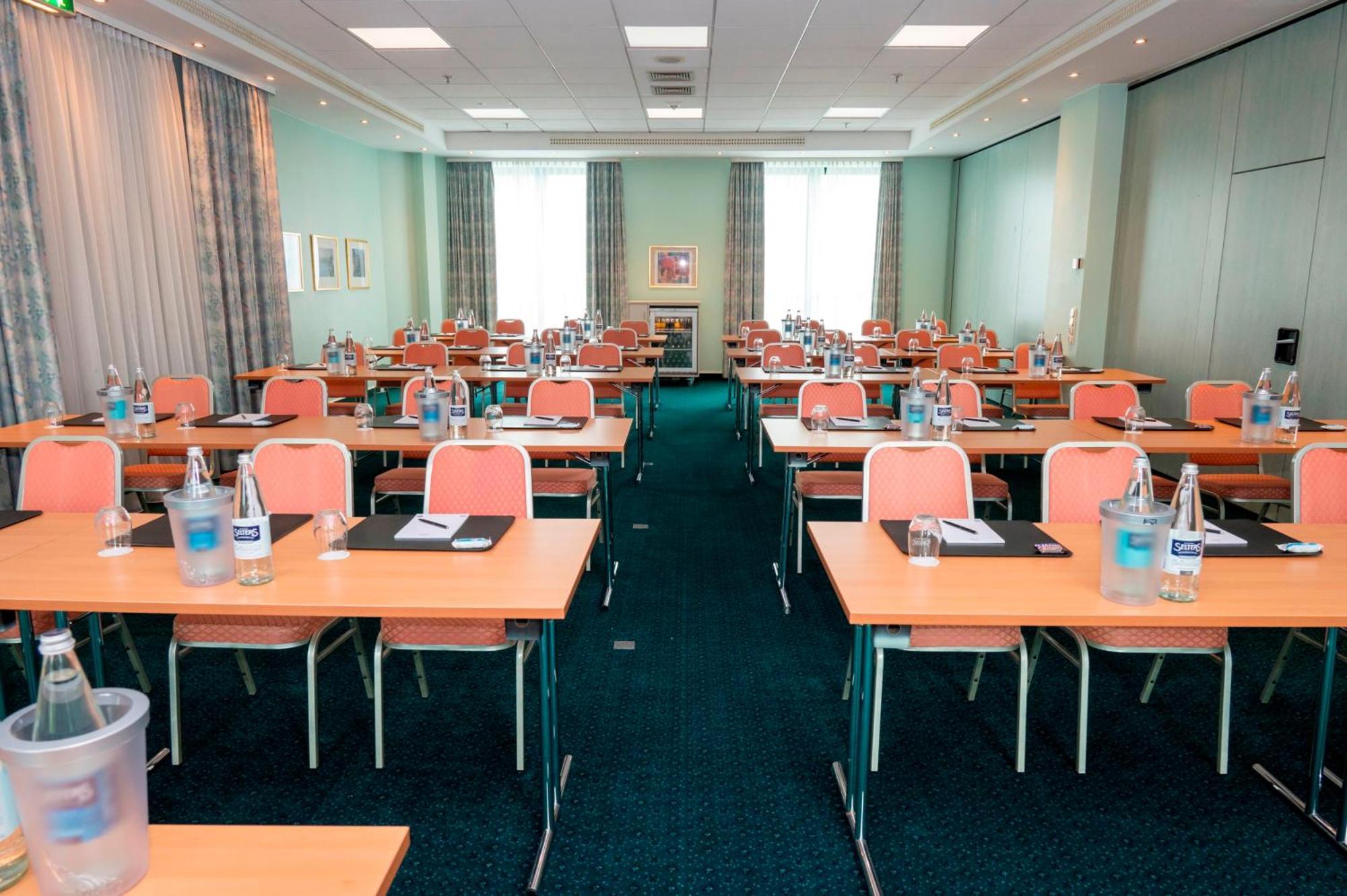 Hotel Amadeus Frankfurt 4*